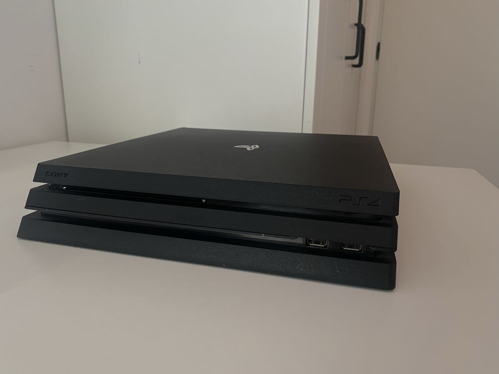 PlayStation 4 Pro с 1 контролер и 2 игри + Волан с педали