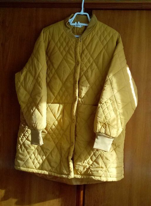 Ново, необличано олекотено дамско яке в слънчево жълт цвят.