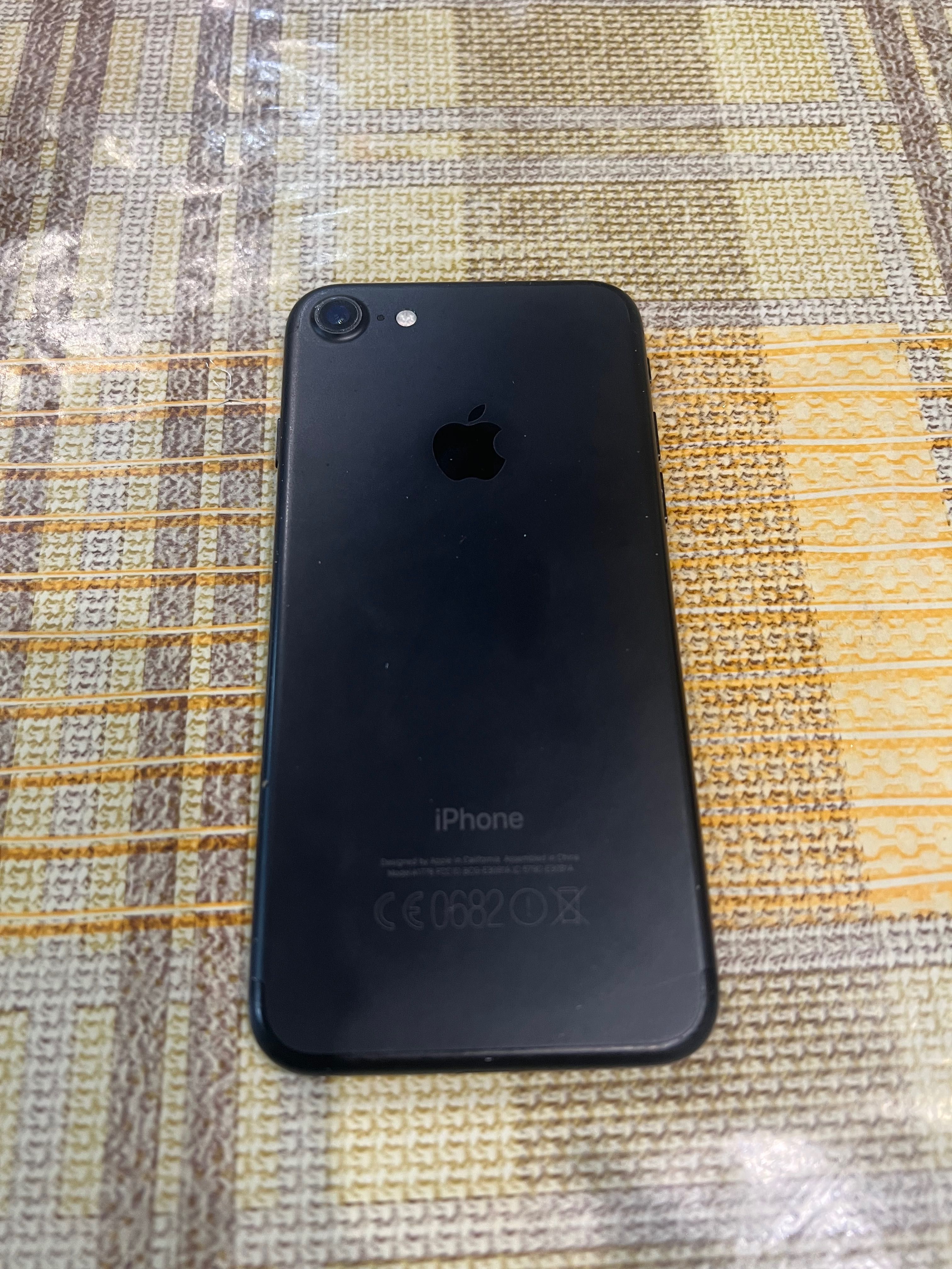 Продавам телефон iPhone 7