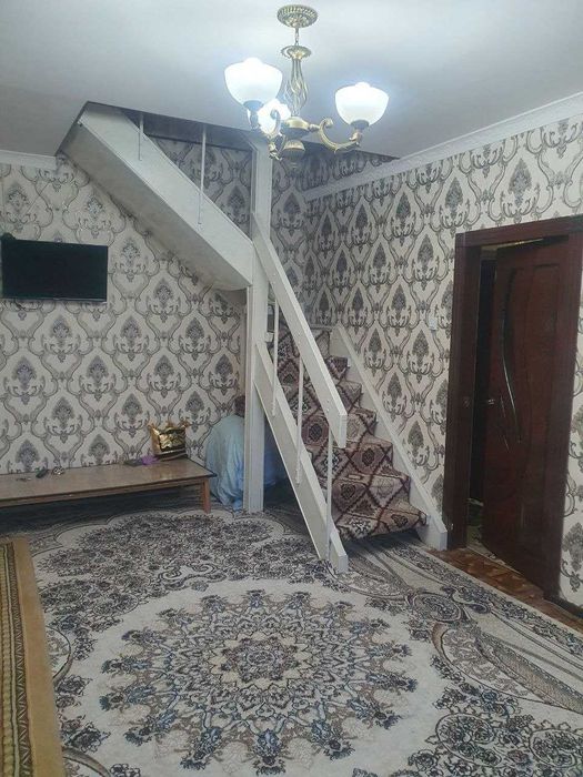 Navoiy Vasxod 3-4-qavat indiski dom. 3 xonali 2 qavatli uy sotiladi.