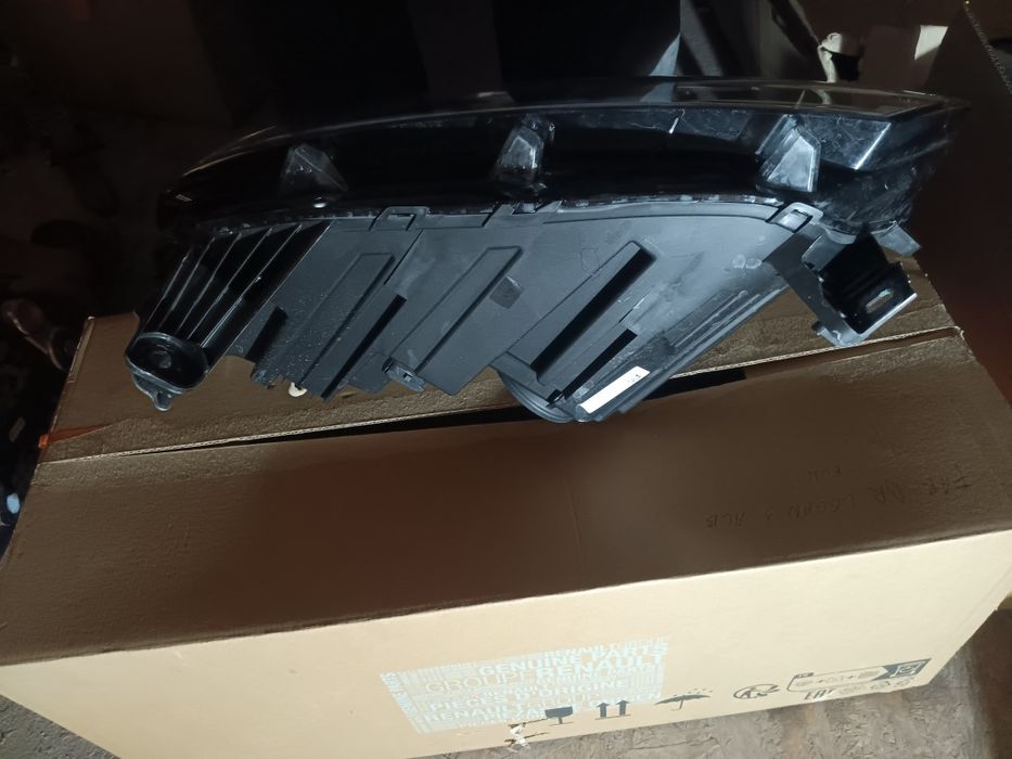 Vând far dreapta logan 3 cu alb