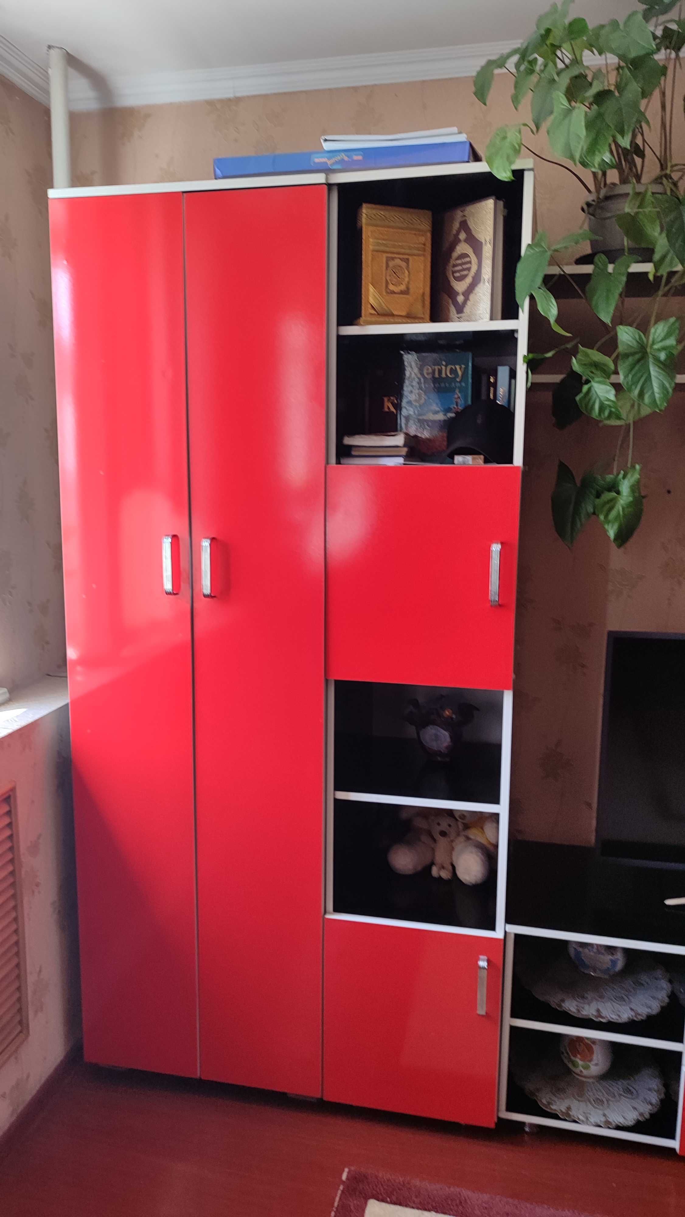 Шкаф красный для гостинной