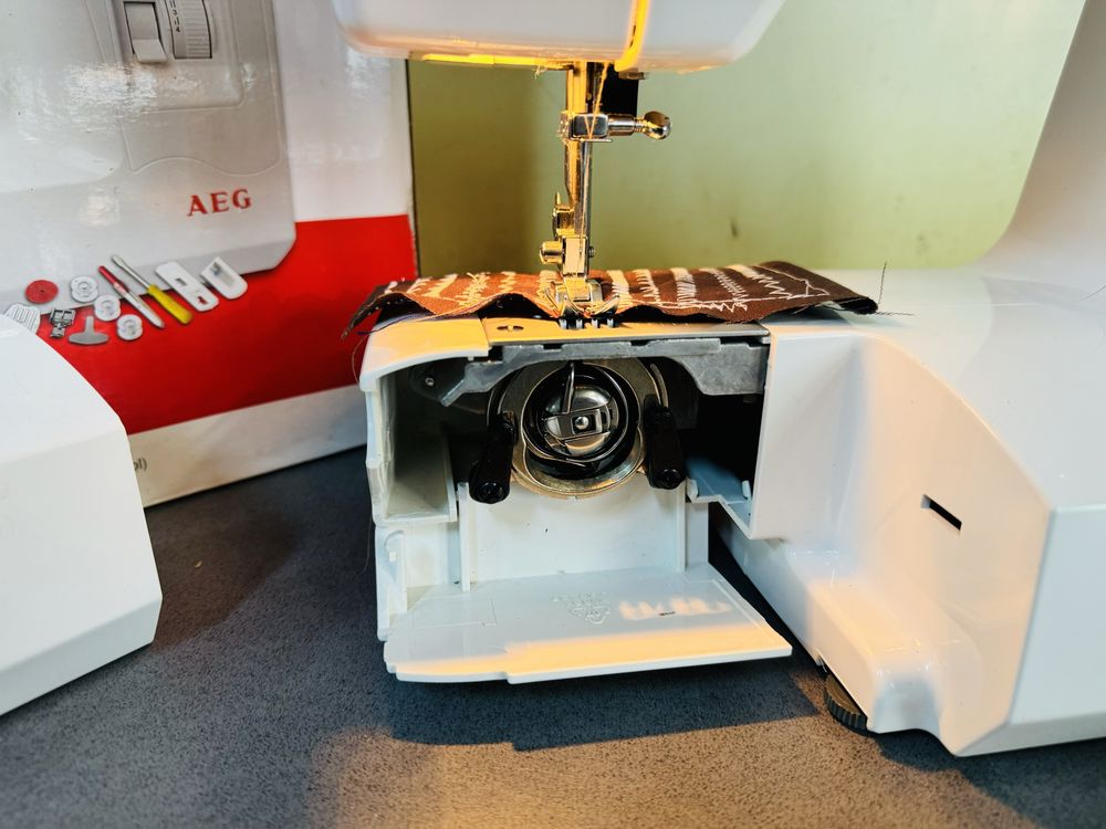 Masina de cusut AEG cu display si piese metalice interior