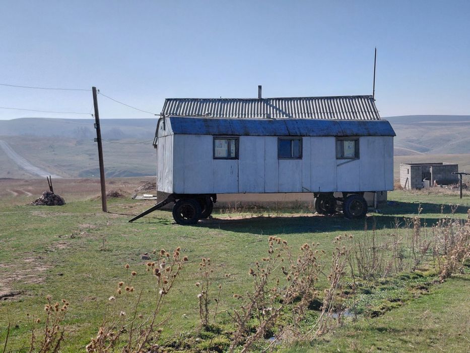 Жилой вагон на колёсах, 3 комнатный, утеплённый