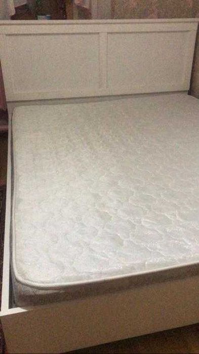 кровать с матрацем, цвет: белый. размеры 160*200