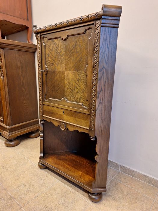 Винтидж ъглов шкаф с богата дърворезба