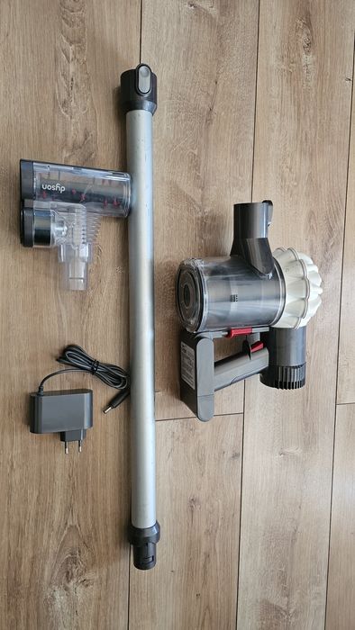 Aspirator portabil dyson.