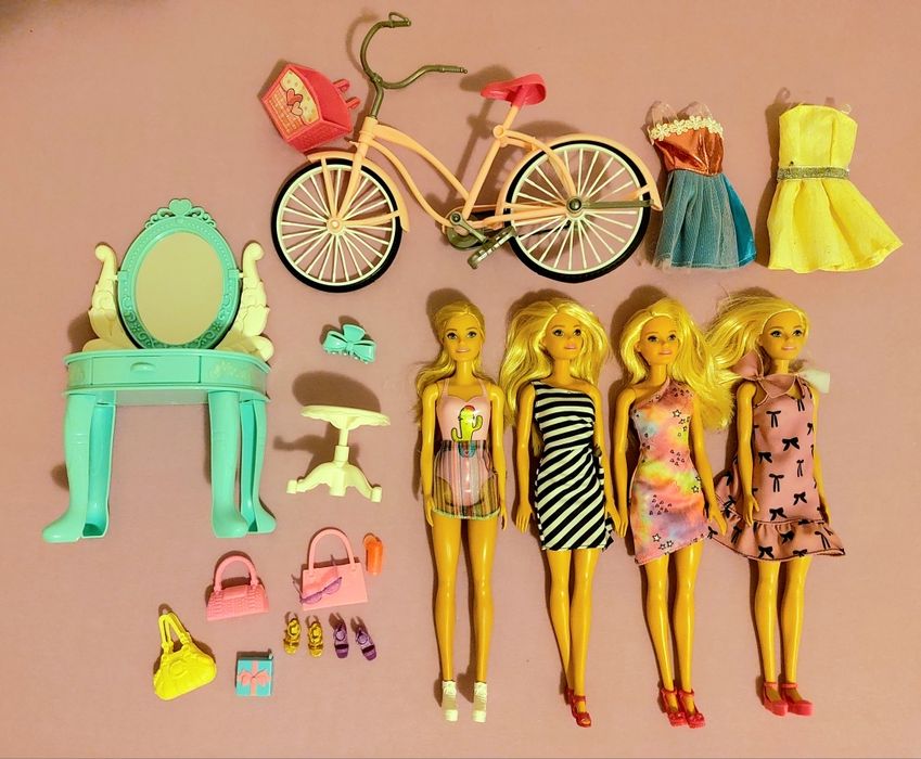 4 кукли Барби + тоалетка, колело и аксесоари