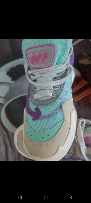 Adidasi coloati purtati