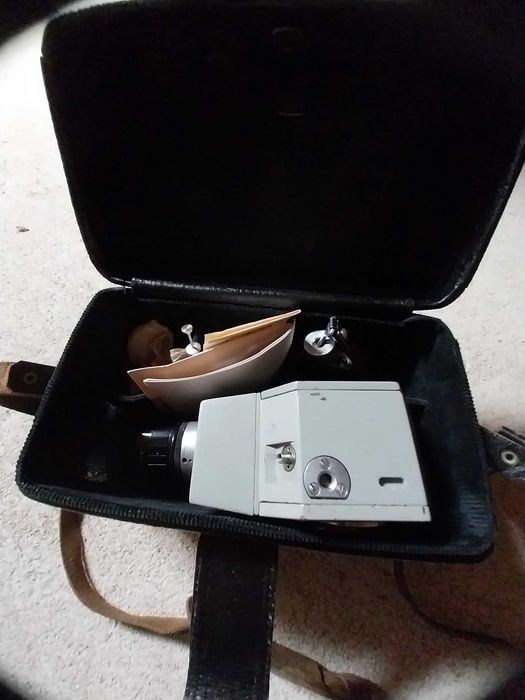 Филмова камера, заедно с екран за прожектиране