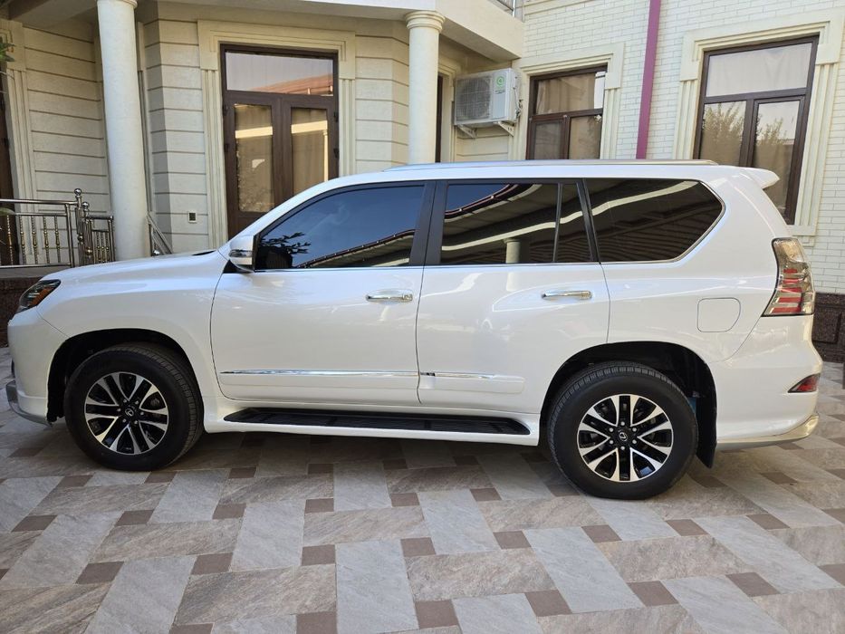 Lexus GX 460 v xoroshem sostoyanii