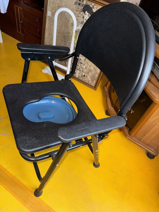 Кресло стул с санитарным оснощением