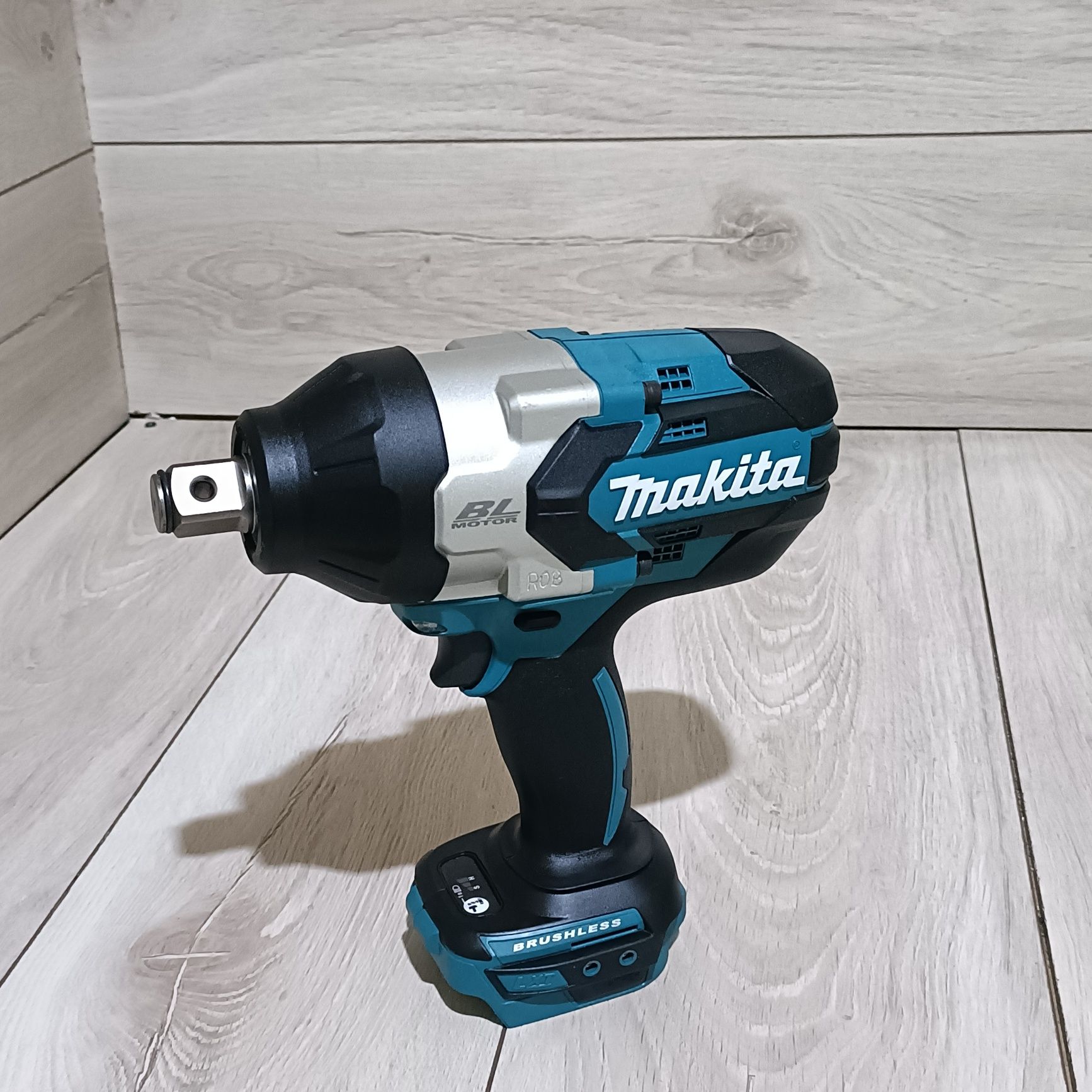 Impact Makita DTW1001 patrat 3/4 pentru utilaje camioane