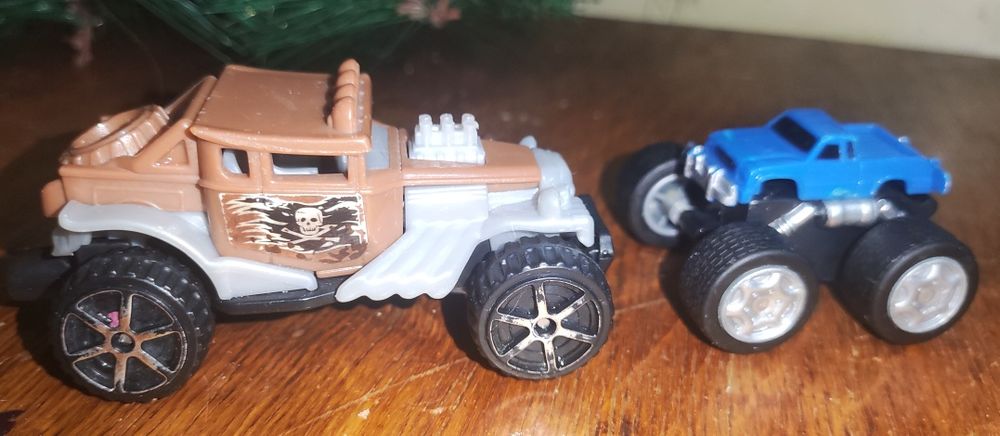 Машинки 2 шт фирменные Юнусабад-13