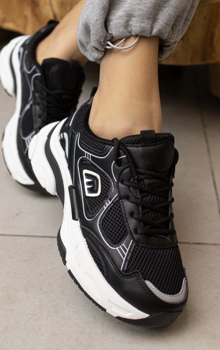 Продам новые женские кроссовки