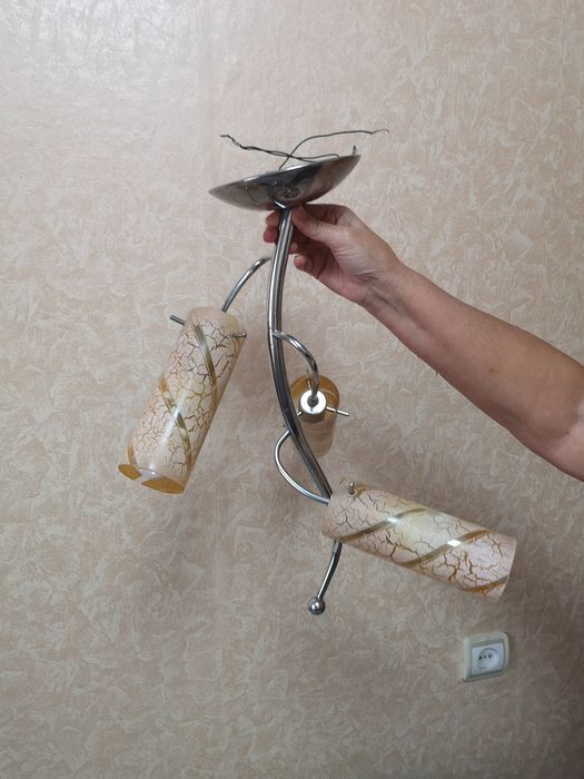 Продам люстру трехрожковую
