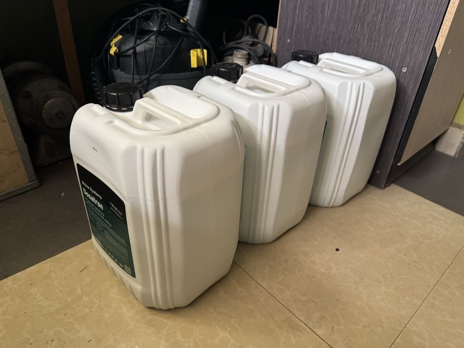 Канистры 20 л  пластиковые продам б/у.