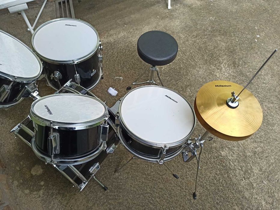 Продавам комплект детски барабани