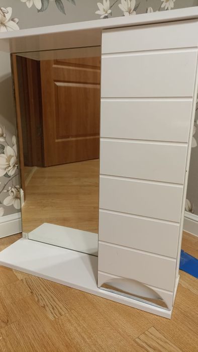 Продам полочку с зеркалом в ванную комнату, в хорошем состоянии