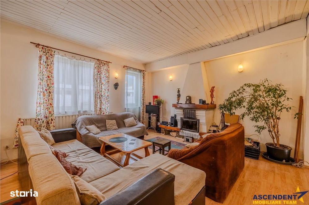 Locuinta cu caracter,doua niveluri,4 camere,terasa,garaj,curte,Centru