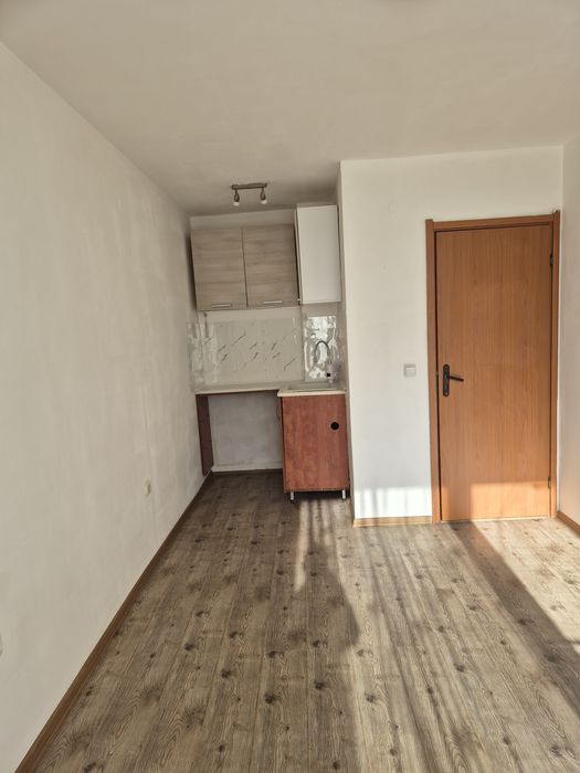 Под наем двустаен необзаведен апартамент централен район