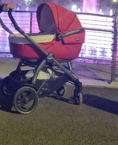 Vand cărucioare  ,defecte mici zgarieturi la ambele