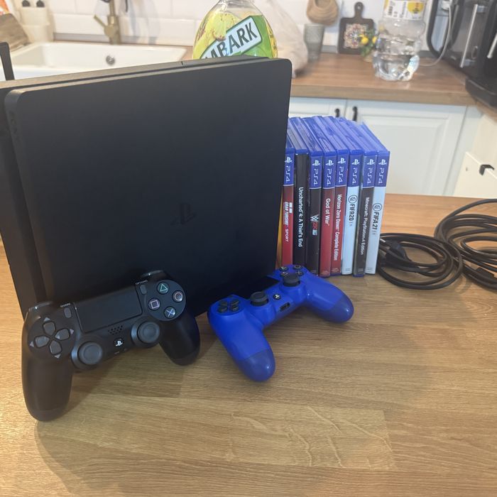 Vand ps4 slim de 1TB MEMORIE 2 manete 8 jocuri