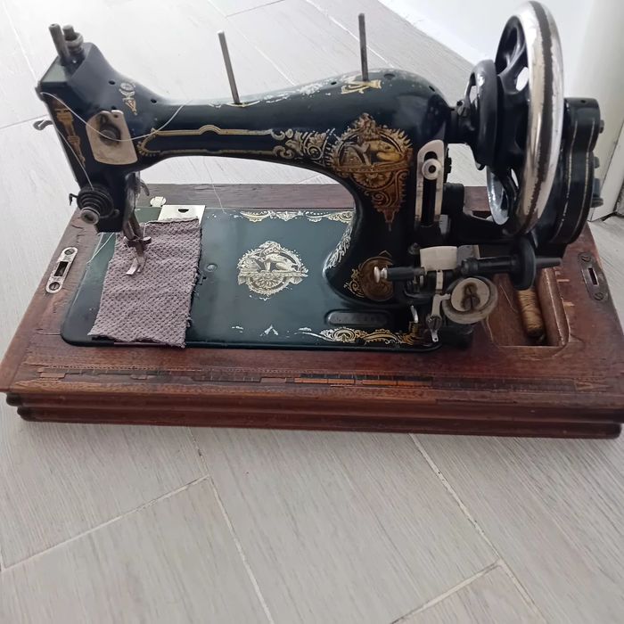 SINGER работеща шевна машина..Антика .около 1938г.предполагам