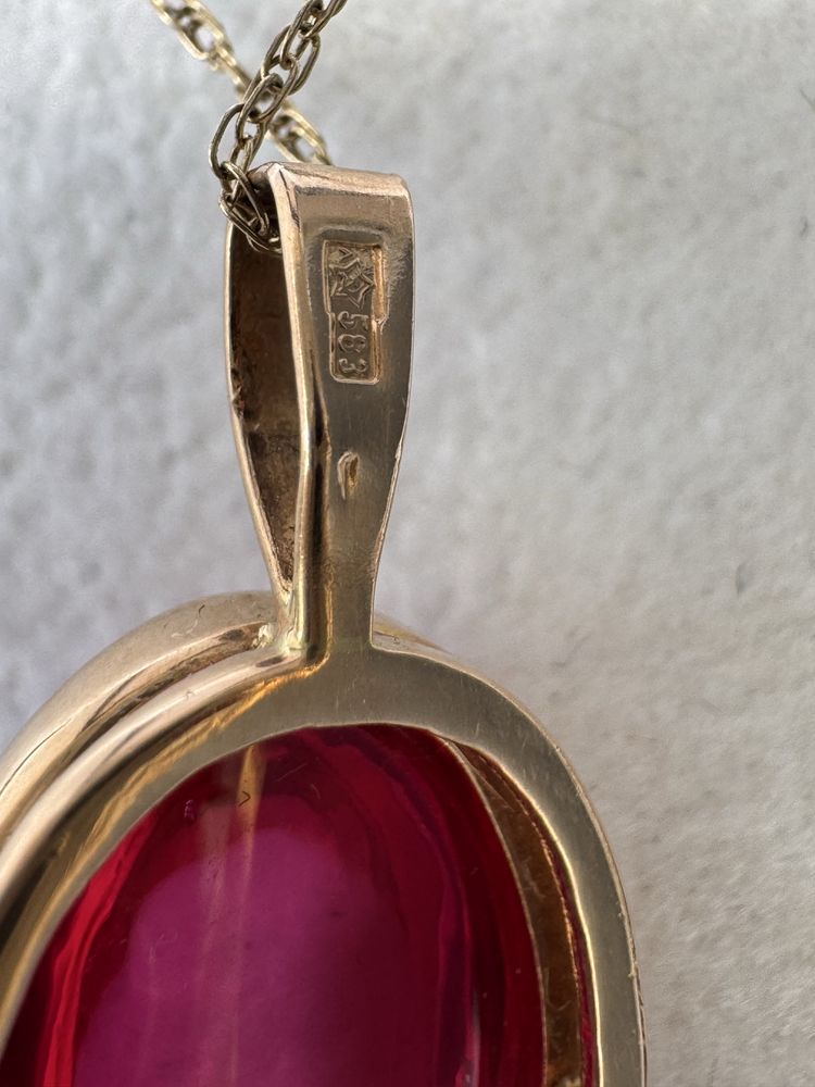 Pandantiv rusesc din aur 14 k si rubin cabochon