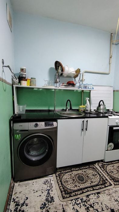 Сдаётся 1ком кв в чирчике 1мкн 1 етажс мебелью  рядом школа садик