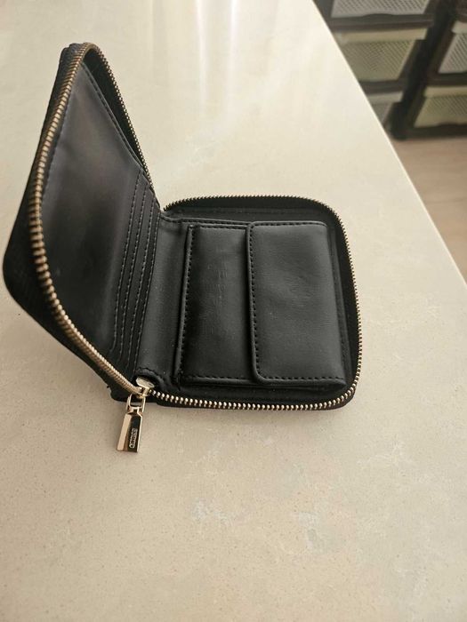 Продавам дамско черно портмоне Guess