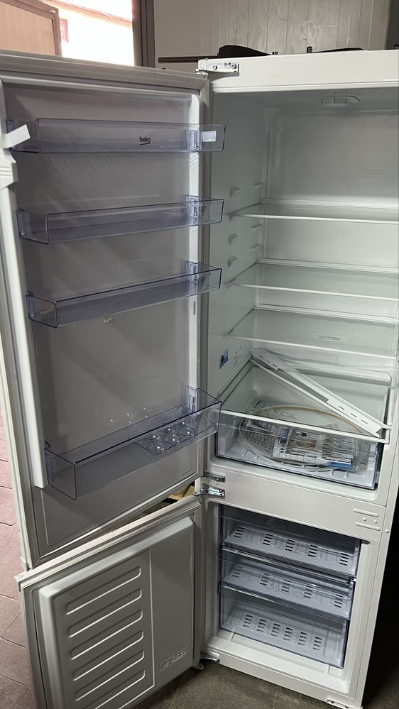 Combina frigorifica încorporabila, Beko, No frost, 275 litri, 177 cm