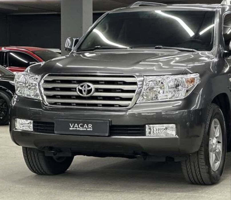 Продам передний бампер на land cruiser 200