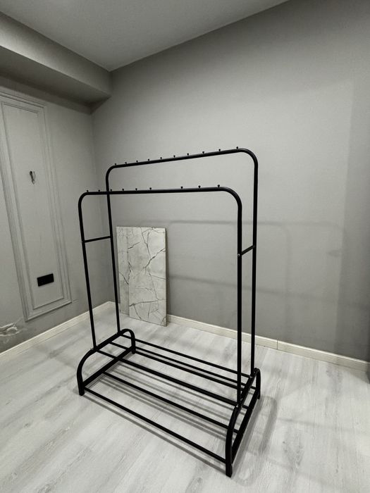 Металлическая вешалка