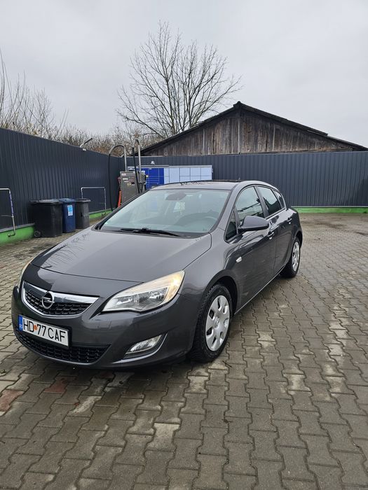 Opel Astra J • 1.6 benzina aspirat • 2011