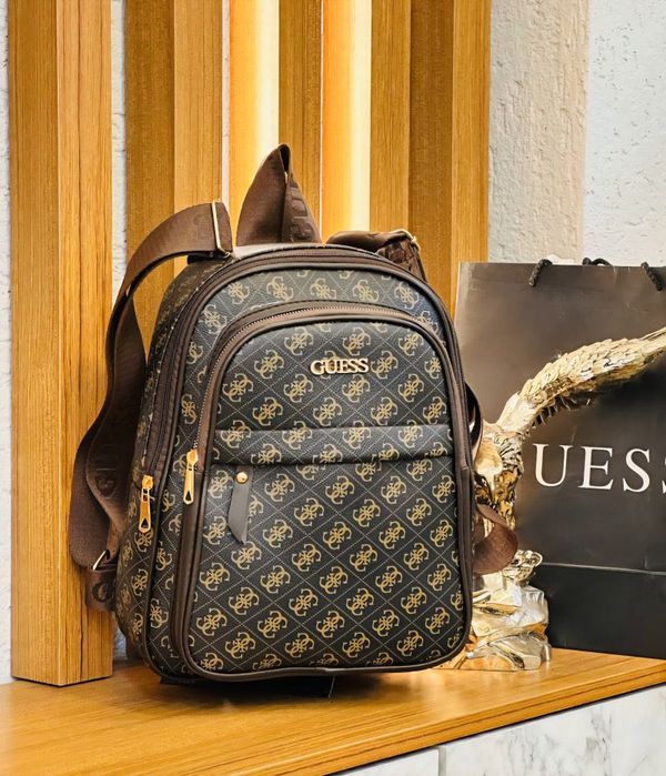 Луксозна раница GUESS – стил, който говори сам за себе си