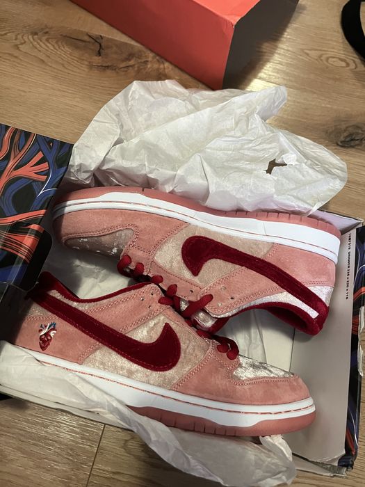 Nike dunk low strange love