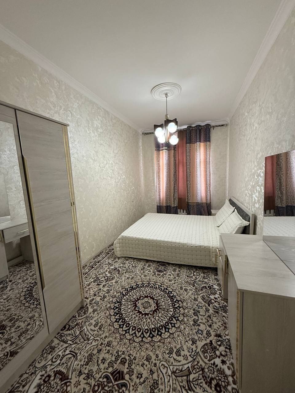 Продам квартиру

 Локация
 Чилонзор, 9-квартал
 Ориентир:  метро Мирзо