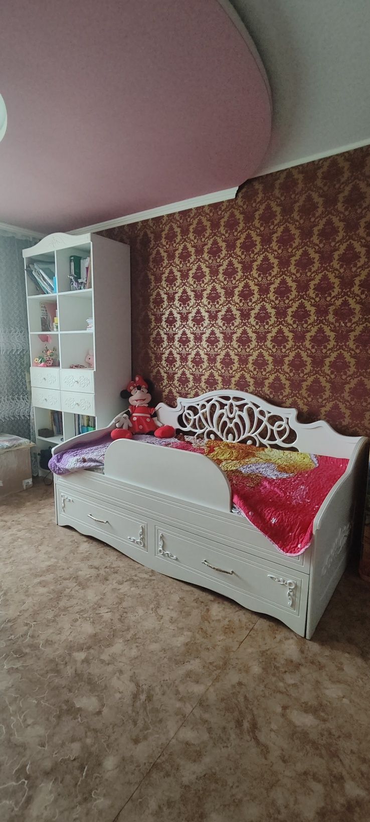 Продам детскую кровать и стеллаж