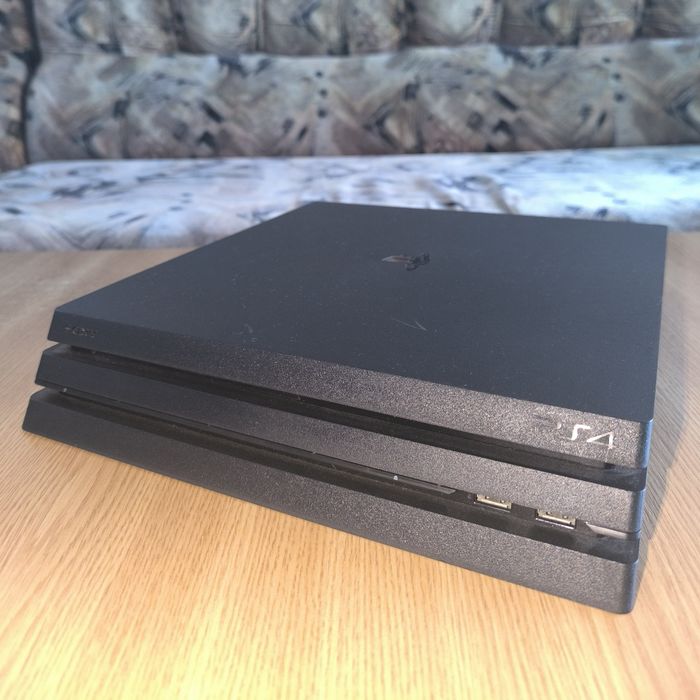 PlayStation 4 PRO 1TB cu 2 controllere si 5 jocuri