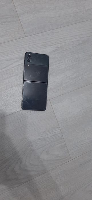 Vând Samsung Galaxy Z flip 4