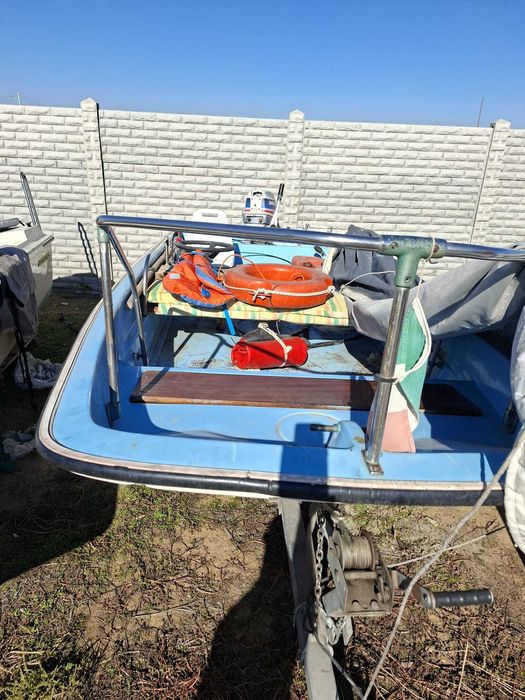 Boston Whaler cu motor Evinrude 20 cp si peridoc