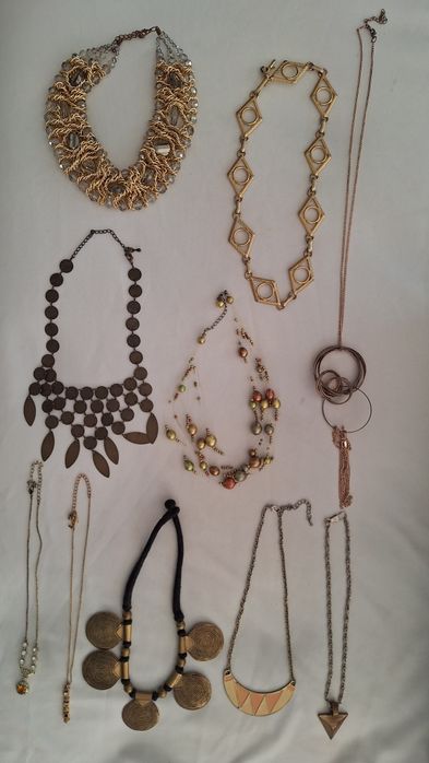 Vând diferite coliere gablont