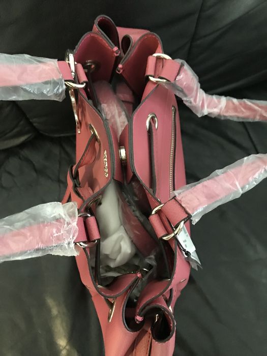 Geanta de umar Guess roz noua