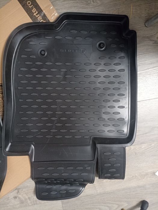 Vând covoare auto Toyota RAV4