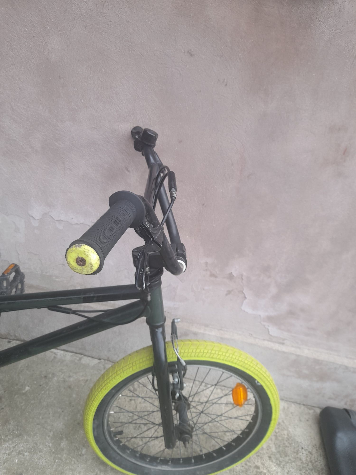 Vând un BMX, nu are nicio problemă.