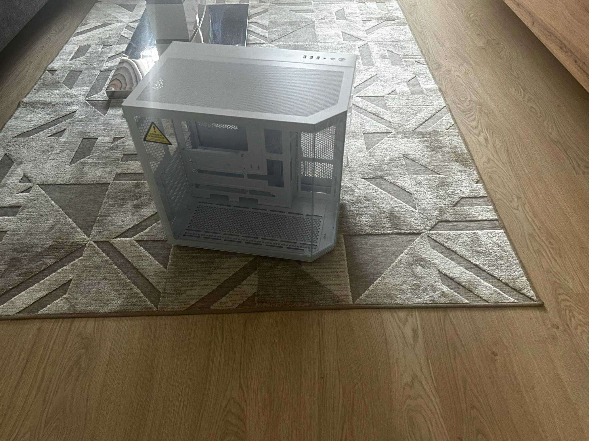 Продавам PC кутия тип "Fishtank" – Бяла (400 лв)