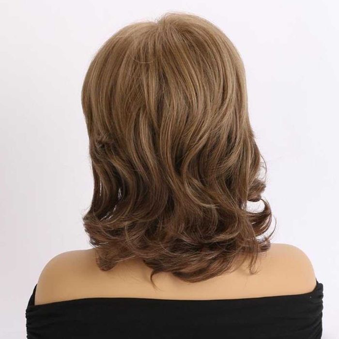 Светло кафява дамска чуплива перука на пластове