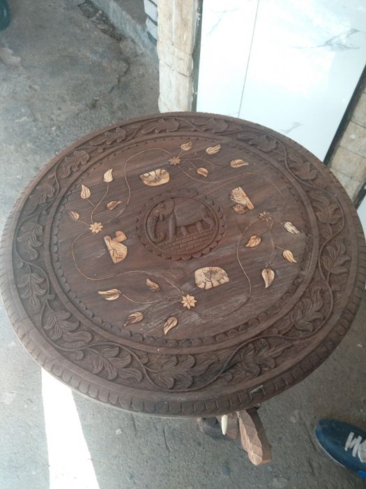 Продавам старинна дървена масичка ръчна дърворезба