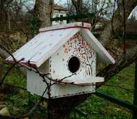 рисувани дървени къщички за птици